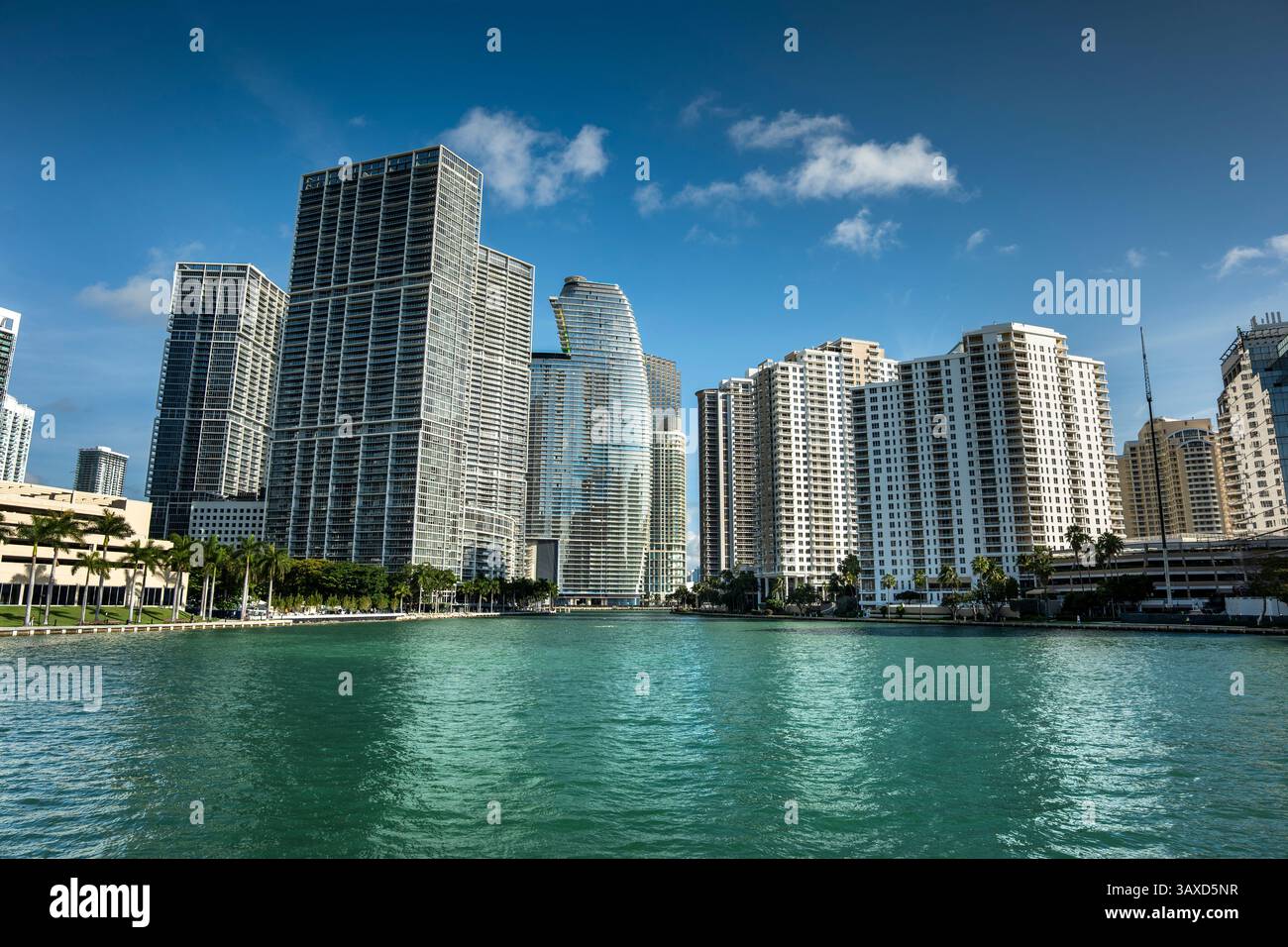 Grattacielo nel centro di Miami, Florida, vicino al fiume Foto Stock