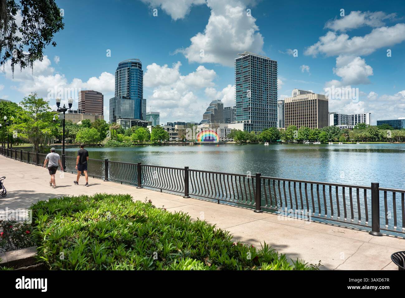 Sentiero sul lungomare del centro di Orlando, Florida, con persone che camminano Foto Stock