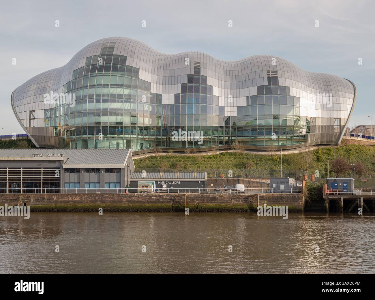 Newcastle, Regno Unito - 11 aprile 2025 - architettura vista esterna del Glasshouse International Centre for Music o Sage Gateshead sul fiume Tyne. Moderno Foto Stock
