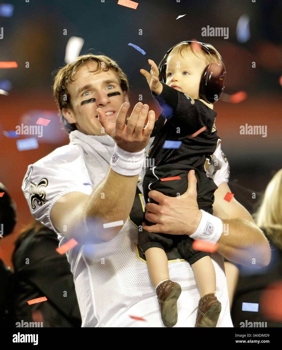 7 febbraio 2010 - Miami Gardens, Florida, USA - il quarterback dei New Orleans Saints Drew Brees (9) festeggia con suo figlio Baylen nell'aria piena di coriandoli dopo il Super Bowl XLIV al Sun Life Stadium di Miami Gardens, Flag. Il figlio di Brees indossa cuffie protettive. (Immagine di credito: © Joe Rimkus Jr/TNS via ZUMA Wire) Foto Stock