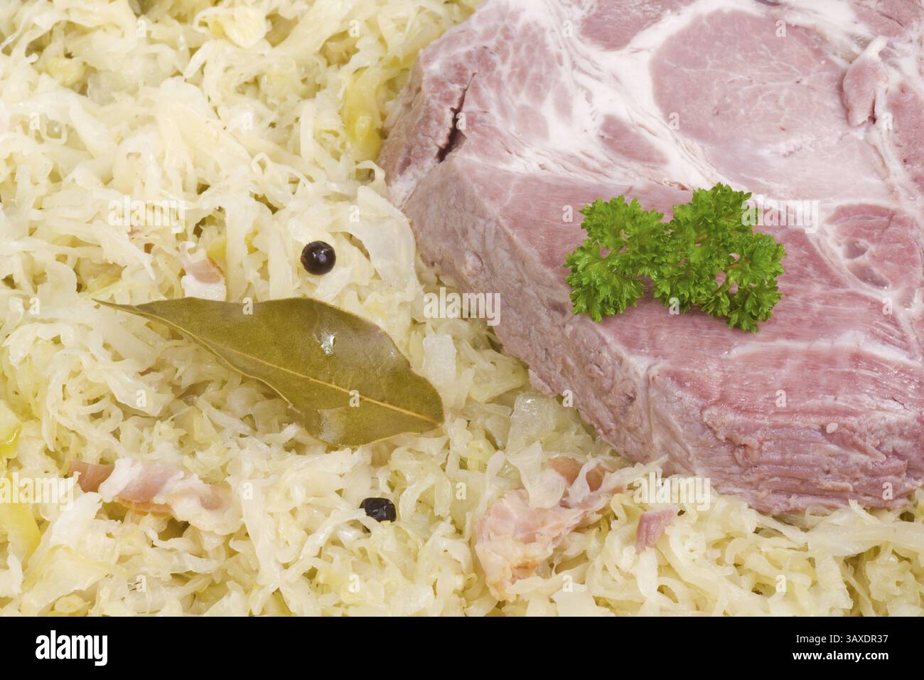 Costolette bollite su crauti Foto Stock