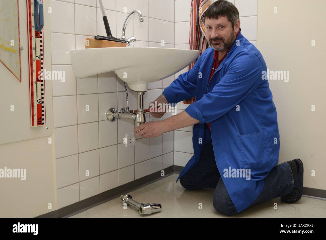 Lavabo per la riparazione di custodie scolastiche Foto Stock