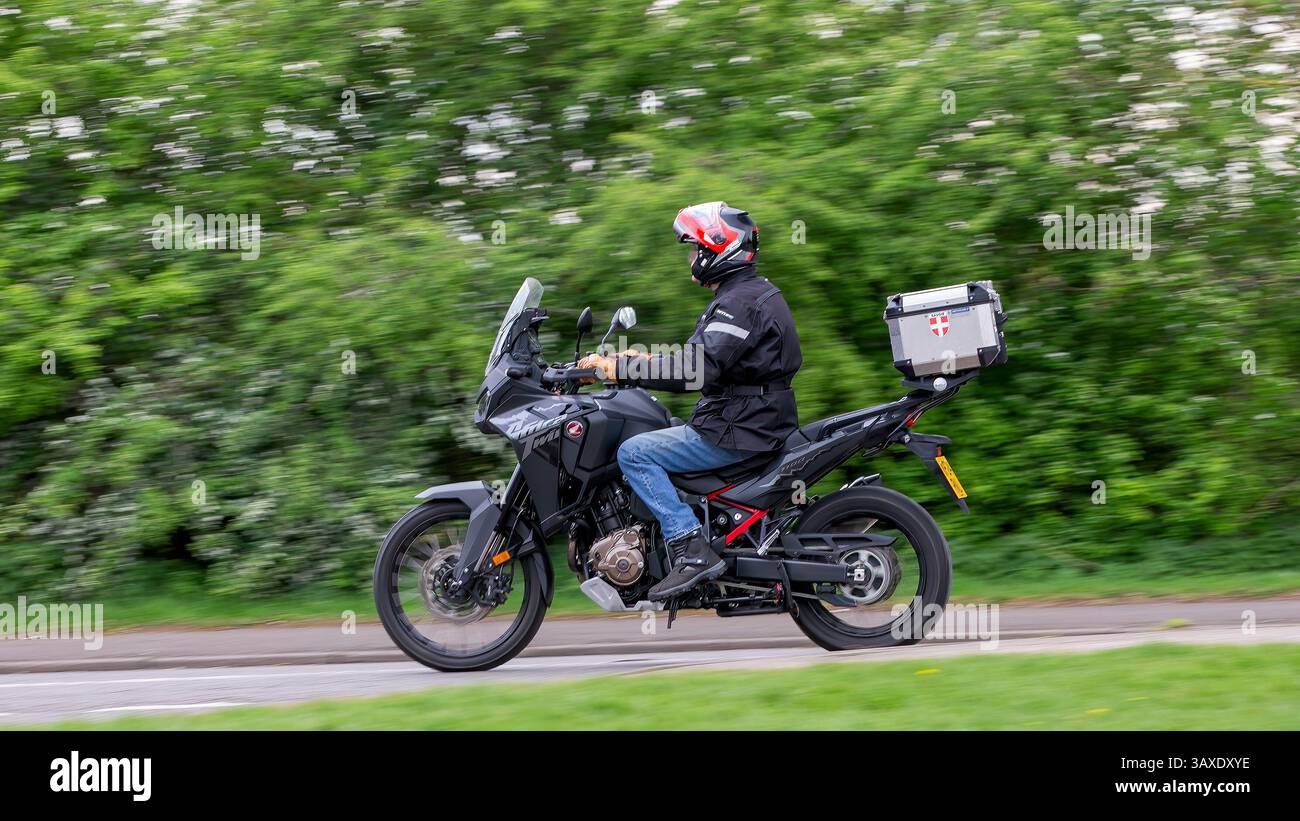 Milton Keynes, Regno Unito - 9 aprile 2025: Uomo in sella a una Honda CRF 100 a-r del .2024 su una strada di campagna britannica Foto Stock