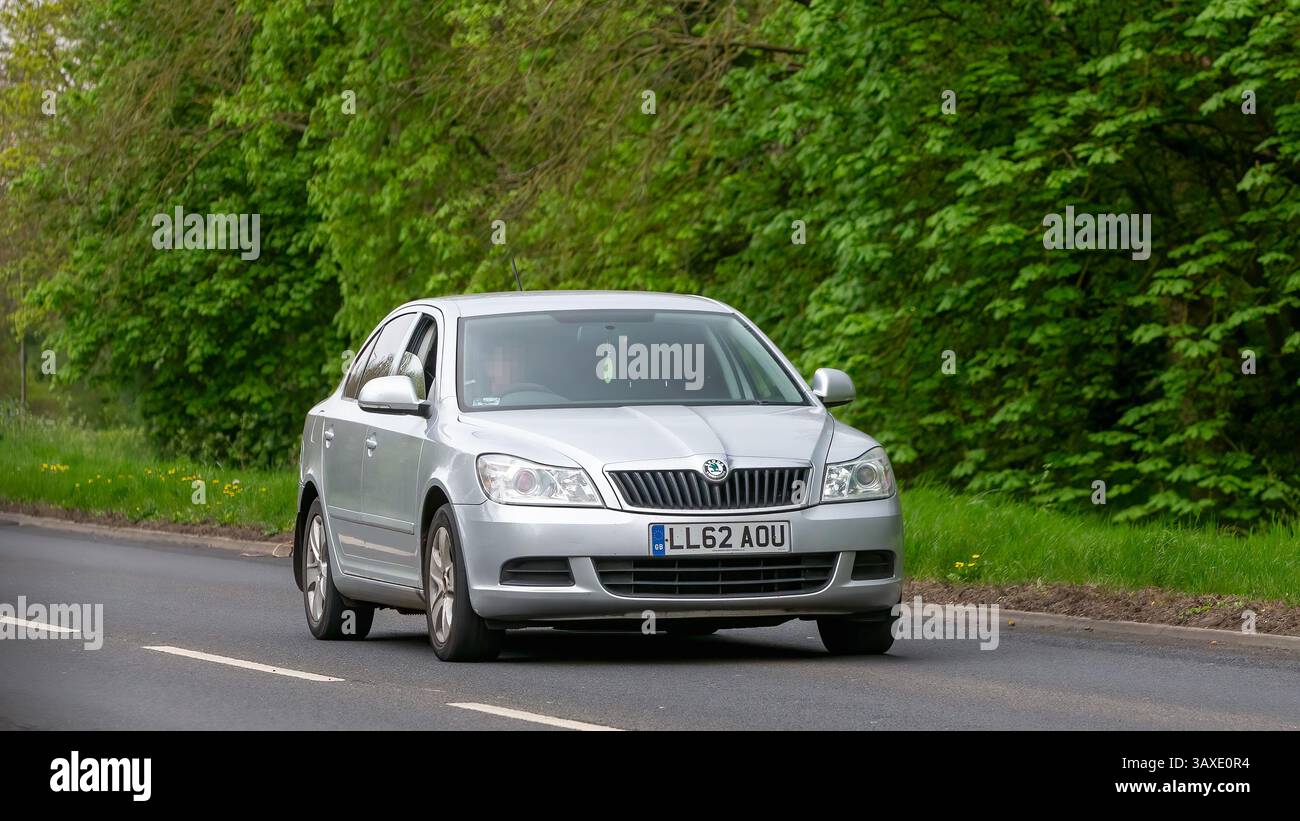 Milton Keynes, Regno Unito - 9 aprile 2025: 2012 Skoda Octavia, auto con motore diesel, che guida su una strada di campagna britannica Foto Stock