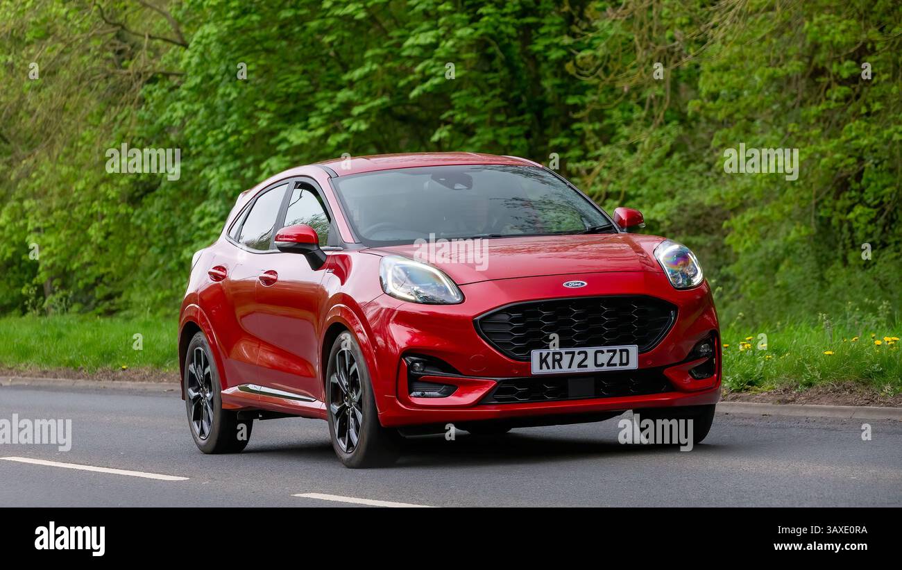 Milton Keynes, Regno Unito - 9 aprile 2025: 2022,RED,Ford Puma, auto che guida su una strada di campagna britannica Foto Stock Milton Keynes, Regno Unito - 9 aprile 2025: 2022,RED,Ford Puma, auto che guida su una strada di campagna britannica Foto Stock