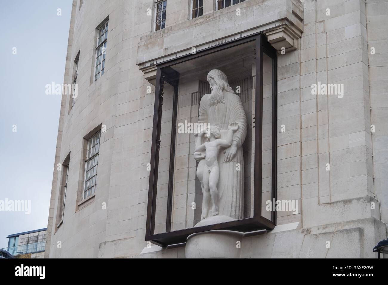 Scultura restaurata di Ariel e Prospero dietro uno schermo di Eric Gill alla BBC Broadcasting House di Londra Foto Stock