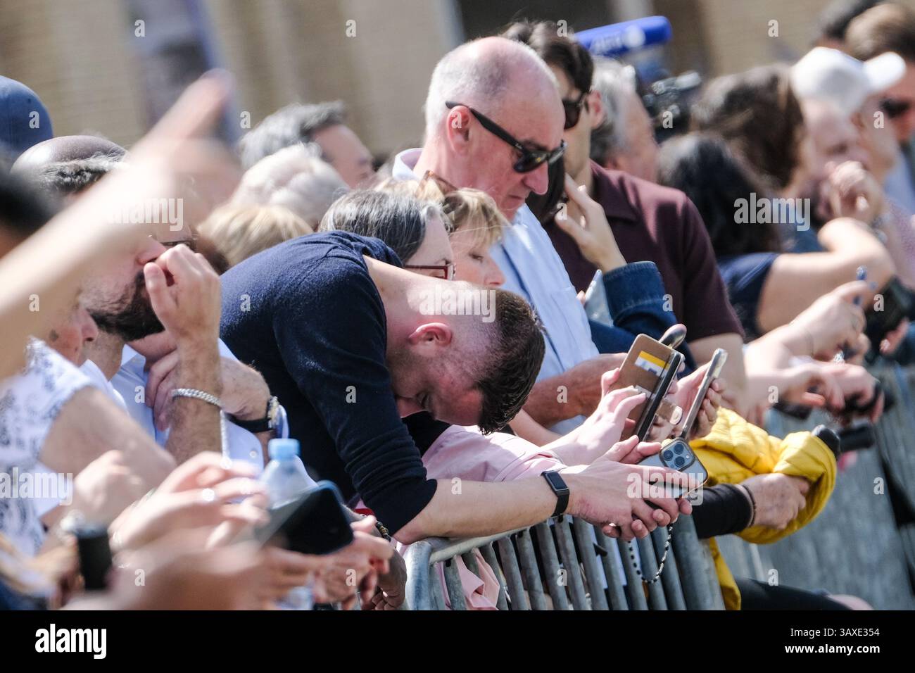 Vaticano. 21 aprile 2025. Commossi fedeli in occasione della morte di Papa Francesco Bergoglio. Città del Vaticano, Piazza San Pietro a Roma lunedì 21 aprile 2025. (Foto di Mauro Scrobogna/LaPresse) credito: LaPresse/Alamy Live News credito: LaPresse/Alamy Live News Foto Stock