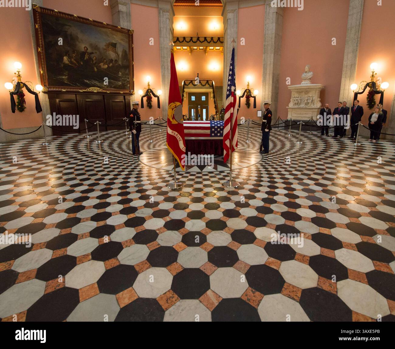 16 dicembre 2016 - Columbus, Ohio, Stati Uniti - i Marines degli Stati Uniti sono in guardia presso lo scrigno dell'astronauta ed ex senatore John Glenn in remissione presso l'Ohio Statehouse il 16 dicembre 2016 a Columbus, Ohio. L'ex pilota di Marine, senatore e primo uomo ad orbitare attorno alla terra è morto la scorsa settimana all'età di 95 anni. (Immagine di credito: © Bill Ingalls/NASA via ZUMA Wire) Foto Stock