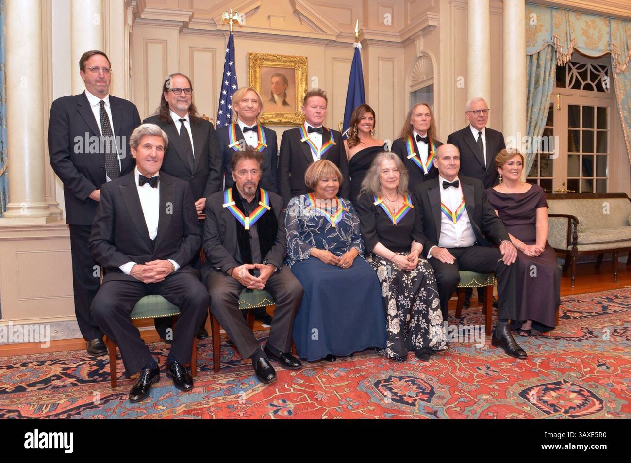 3 dicembre 2016 - Washington, DC, Stati Uniti d'America - U. Il Segretario di Stato John Kerry posa per una foto di gruppo con i vincitori del Kennedy Center Honor Award 2016 dopo la cena di gala al Dipartimento di Stato del 3 dicembre 2016 a Washington, DC. Prima fila da sinistra a destra sono: Segretario di Stato John Kerry, al Pacino, Mavis Staples, Martha Argerich, James Taylor, e il presidente del Kennedy Center Deborah Rutter; seconda fila, da sinistra: Ricky Kirshner, Glenn Weiss, Joe Walsh, Don Henley, Cindy Frey, moglie di Glenn Frey, scomparso all'inizio di quest'anno, e Timothy Schmidt e David Rubenst Foto Stock