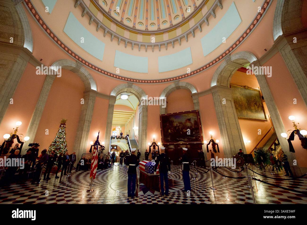 16 dicembre 2016 - Columbus, Ohio, Stati Uniti - i Marines degli Stati Uniti sono in guardia presso lo scrigno dell'astronauta ed ex senatore John Glenn in remissione presso l'Ohio Statehouse il 16 dicembre 2016 a Columbus, Ohio. L'ex pilota di Marine, senatore e primo uomo ad orbitare attorno alla terra è morto la scorsa settimana all'età di 95 anni. (Immagine di credito: © Glen Johnson/NASA via ZUMA Wire) Foto Stock