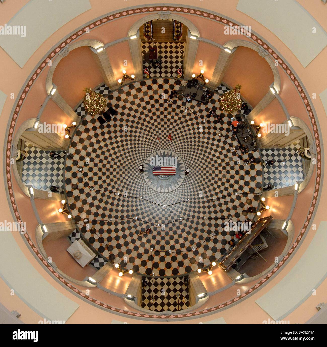 16 dicembre 2016 - Columbus, Ohio, Stati Uniti - i Marines degli Stati Uniti sono in guardia presso lo scrigno dell'astronauta ed ex senatore John Glenn in remissione presso l'Ohio Statehouse il 16 dicembre 2016 a Columbus, Ohio. L'ex pilota di Marine, senatore e primo uomo ad orbitare attorno alla terra è morto la scorsa settimana all'età di 95 anni. (Immagine di credito: © Bill Ingalls/NASA via ZUMA Wire) Foto Stock
