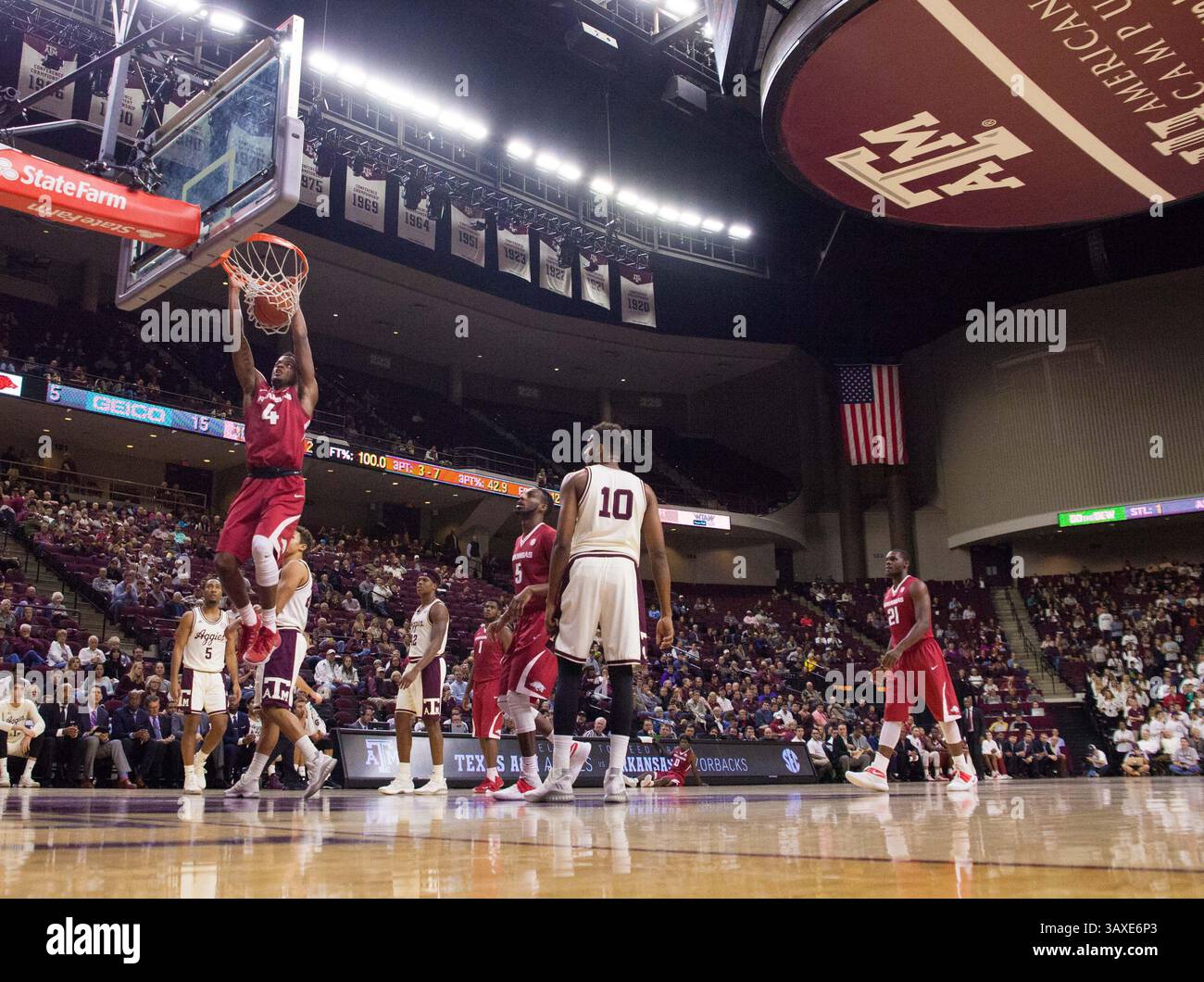 17 gennaio 2017: La guardia degli Arkansas Razorbacks Daryl Macon (4) va a fare una dunk durante la partita di pallacanestro maschile NCAA tra gli Arkansas Razorbacks e i Texas A&M Aggies alla Reed Arena di College Station, Texas. Arkansas Razorbacks vince la partita 62-60 contro i Texas A&M Aggies. John Glaser/CSM (immagine di credito: &Copy; John Glaser/CSM tramite cavo ZUMA) Foto Stock