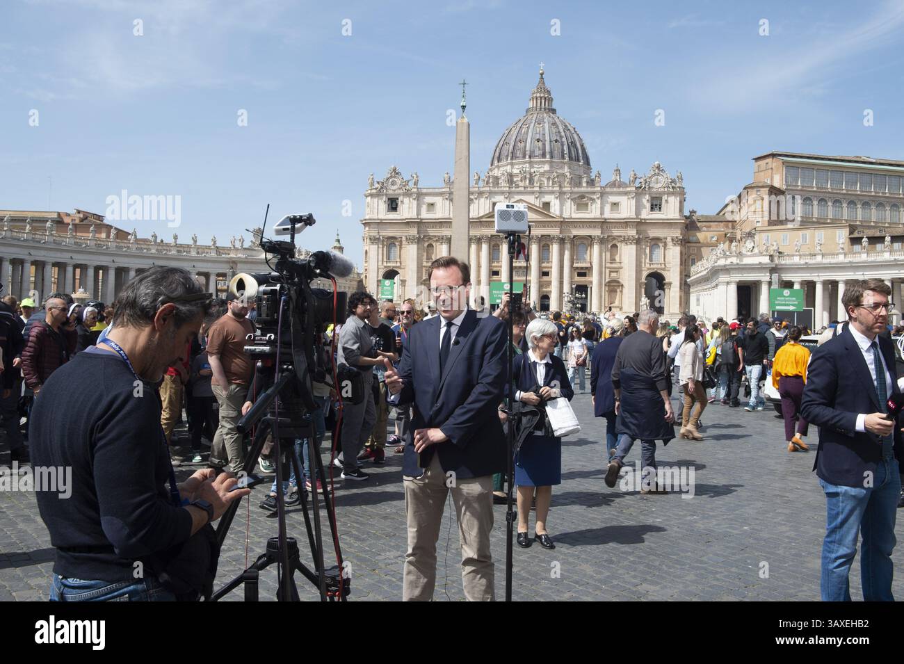 Vaticano, Vaticano. 21 aprile 2025. Italia, Roma, Vaticano 2025/4/21 fedeli e pellegrini si riuniscono in piazza San Pietro dopo la morte di Papa Francesco in Vaticano . Papa Francesco è morto il 21 aprile 2025 all'età di 88 anni, il giorno dopo aver fatto un'apparizione molto sperata in Piazza San Pietro la domenica di Pasqua, il Vaticano ha detto in una dichiarazione., fotografia di ALESSIA GIULIANI / Catholic Press Photo LIMITATA ALL'USO EDITORIALE - NESSUN MARKETING - NESSUNA CAMPAGNA PUBBLICITARIA. Credito: Agenzia fotografica indipendente/Alamy Live News Foto Stock