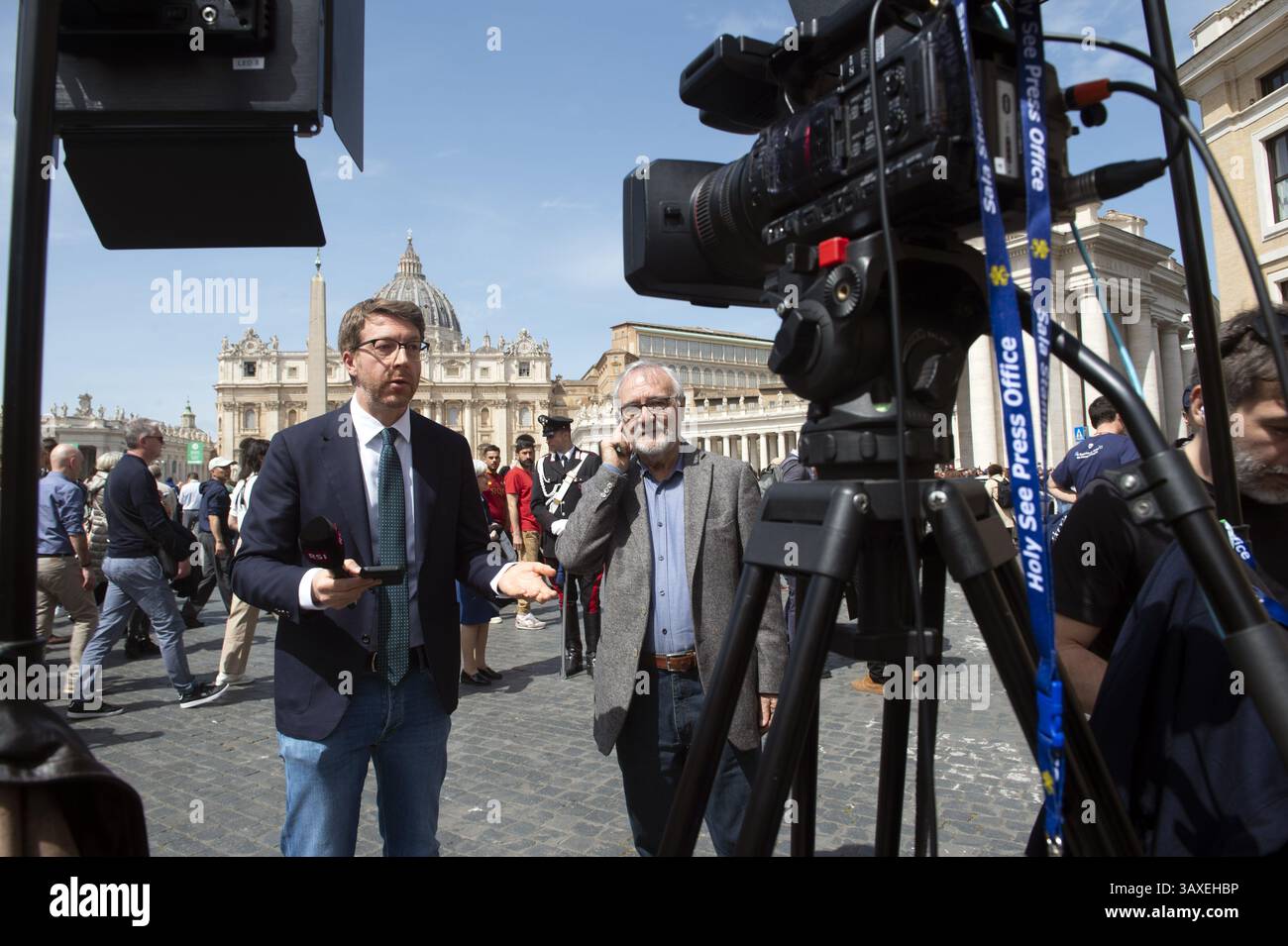 Vaticano, Vaticano. 21 aprile 2025. Italia, Roma, Vaticano 2025/4/21 fedeli e pellegrini si riuniscono in piazza San Pietro dopo la morte di Papa Francesco in Vaticano . Papa Francesco è morto il 21 aprile 2025 all'età di 88 anni, il giorno dopo aver fatto un'apparizione molto sperata in Piazza San Pietro la domenica di Pasqua, il Vaticano ha detto in una dichiarazione., fotografia di ALESSIA GIULIANI / Catholic Press Photo LIMITATA ALL'USO EDITORIALE - NESSUN MARKETING - NESSUNA CAMPAGNA PUBBLICITARIA. Credito: Agenzia fotografica indipendente/Alamy Live News Foto Stock