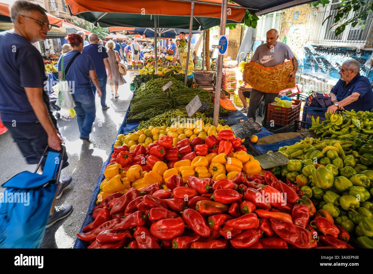 Bancarelle di frutta e verdura al mercato di strada del sabato di Exarcheia, Exarcheia, Atene, Grecia. Foto Stock