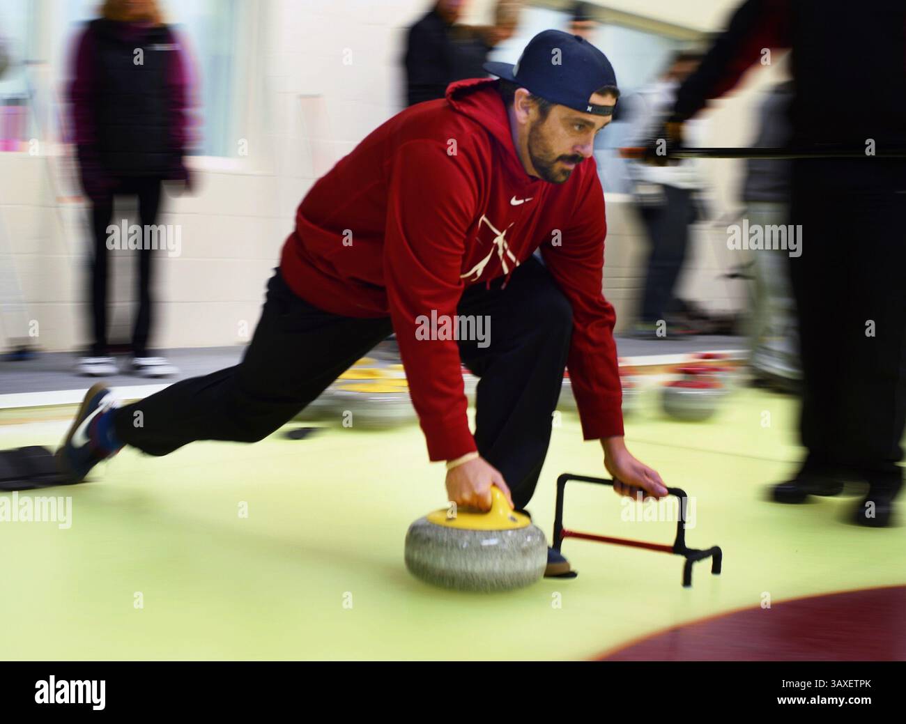24 gennaio 2017 - Lakeville, Minnesota, Stati Uniti - Aaron Martineau usa una staffa per il supporto mentre lancia la sua pietra verso il bullseye a oltre 100 metri di distanza il 24 gennaio 2017 a Lakeville, Minn Lo sport scozzese del curling sta migrando dalla Iron Range e sta diventando sempre più popolare nelle Twin Cities. La scorsa settimana è stata l'inaugurazione del Dakota Curling, il quinto club di curling della zona metropolitana e il quarto ad aprire dal 2012. (Immagine di credito: © Richard Tsong-Taatarii/TNS via ZUMA Wire) Foto Stock