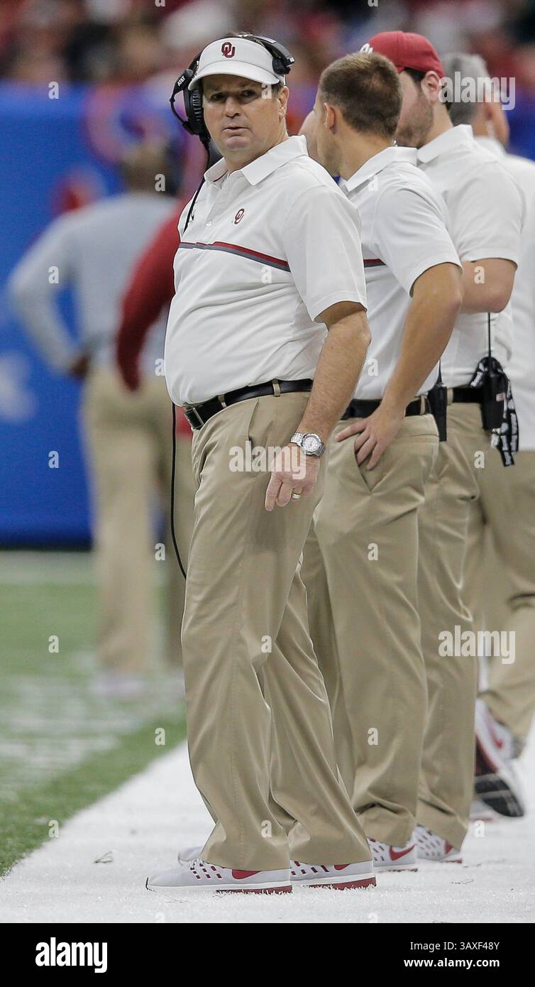 2 gennaio 2017 New Orleans, LOUISIANA USA: L'allenatore Bob Stoops dell'Oklahoma durante la partita di football NCAA Allstate Sugar Bowl tra gli Auburn Tigers e gli Oklahoma Sooners 35-19 vincono al Mercedes-Benz Superdome di New Orleans, LOUISIANA. Thurman James / CSM(immagine di credito: &Copy; Thurman James/CSM tramite cavo ZUMA) Foto Stock