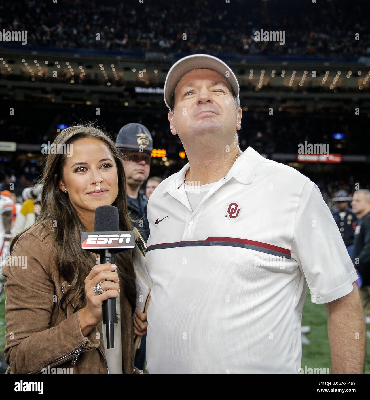 2 gennaio 2017 New Orleans, LOUISIANA USA: Il capo allenatore dell'Oklahoma Bob Stoops strizza l'occhio agli OU fan con ESPN dopo la partita di football NCAA Allstate Sugar Bowl tra Auburn Tigers e gli Oklahoma Sooners 35-19 vinta al Mercedes-Benz Superdome di New Orleans, LOUISIANA. Thurman James / CSM(immagine di credito: &Copy; Thurman James/CSM tramite cavo ZUMA) Foto Stock