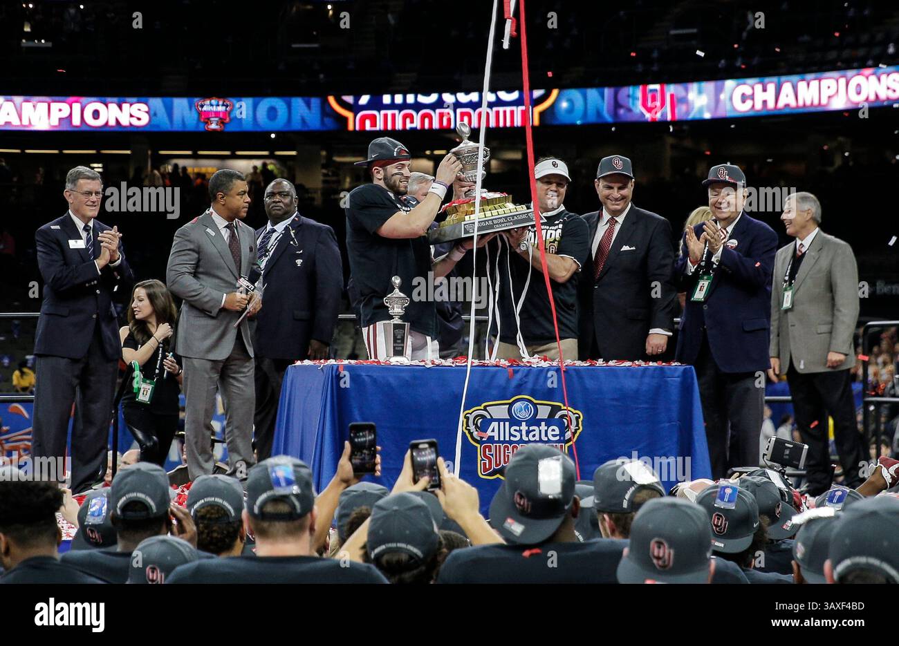 2 gennaio 2017 New Orleans, LOUISIANA USA: L'allenatore dell'Oklahoma Bob Stoops durante la presentazione dei trofei la partita di football NCAA Allstate Sugar Bowl tra gli Auburn Tigers e gli Oklahoma Sooners 35-19 vince al Mercedes-Benz Superdome di New Orleans, LOUISIANA. Thurman James / CSM(immagine di credito: &Copy; Thurman James/CSM tramite cavo ZUMA) Foto Stock