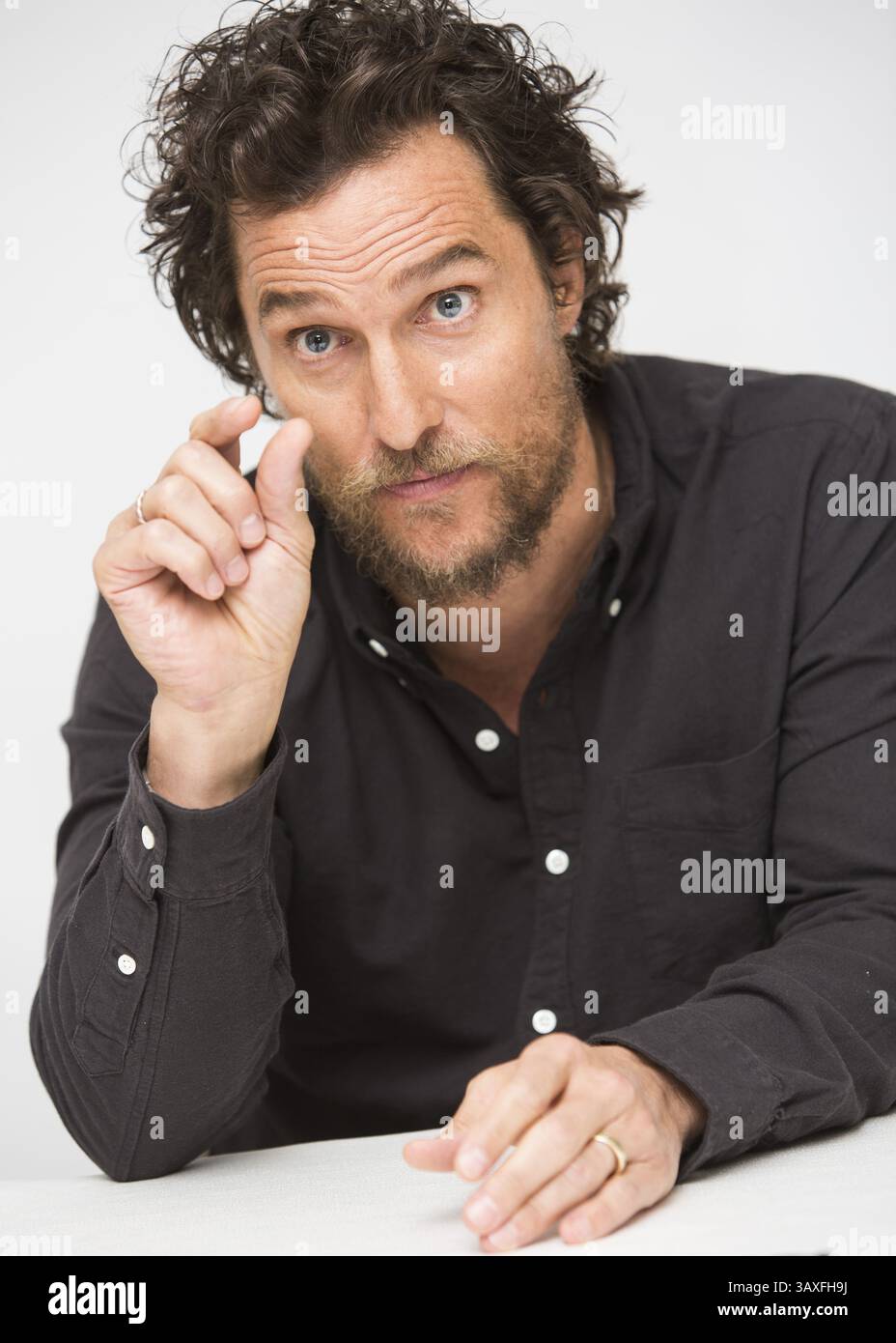 5 dicembre 2016 - Hollywood, California, Stati Uniti - MATTHEW MCCONAUGHEY promuove il film "Gold". Matthew David McConaughey (New York, 4 novembre 1969) è un attore statunitense. Per la prima volta ha guadagnato notorietà per il suo ruolo di breakout nella commedia Dazed and Confused (1993). È apparso in film come lo slasher Texas Chainsaw Massacre: The Next Generation (1994), il thriller legale A Time to Kill (1996), il dramma storico di S. Spielberg Amistad (1997), il dramma di fantascienza Contact (1997), la commedia EDtv (1999) e il film di guerra U-571 (2000). Negli anni '2000, McConaughey divenne meglio conosciuto per starrin Foto Stock