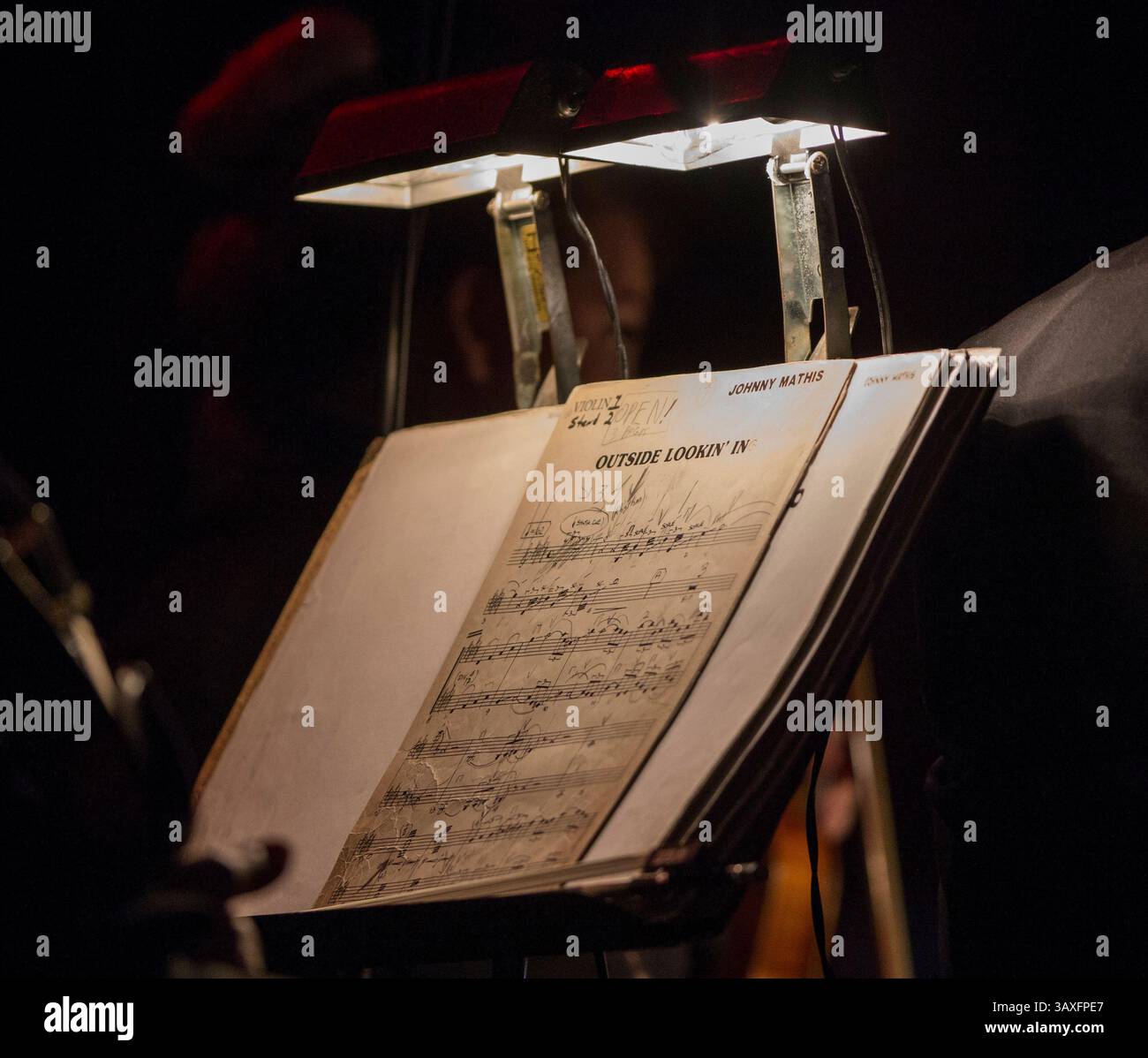 14 gennaio 2017: Johnny Mathis's ''Outside Lookin' in'' Violin 1, Music play sheet, durante il suo Voices of Romance Tour al Lakeland Center di Lakeland, Florida. Robert John Herbert/CSM. (Immagine di credito: &Copy; Robert John Herbert/CSM tramite cavo ZUMA) Foto Stock