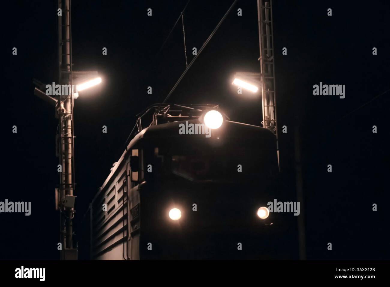 La locomotiva principale del treno di notte. Un treno in viaggio. Foto Stock