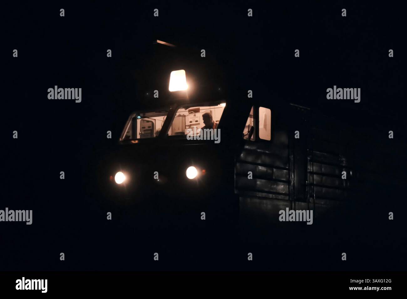 La locomotiva principale del treno di notte. Un treno in viaggio. Foto Stock