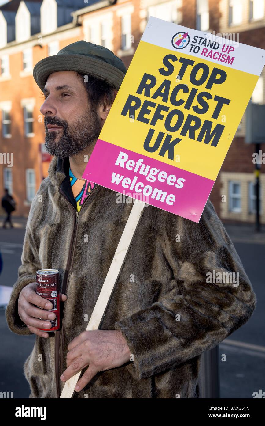 I manifestanti manifestano contro la riforma del Regno Unito partyÕs campagna elettorale locale e sindaco rally di lancio presso l'Utilita Arena di Birmingham, Inghilterra. Foto Stock