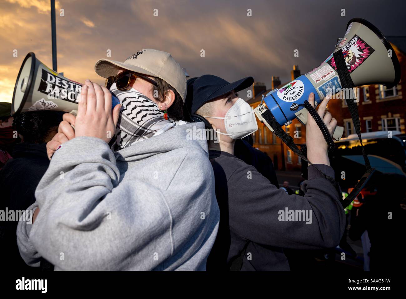 I manifestanti manifestano contro la riforma del Regno Unito partyÕs campagna elettorale locale e sindaco rally di lancio presso l'Utilita Arena di Birmingham, Inghilterra. Foto Stock