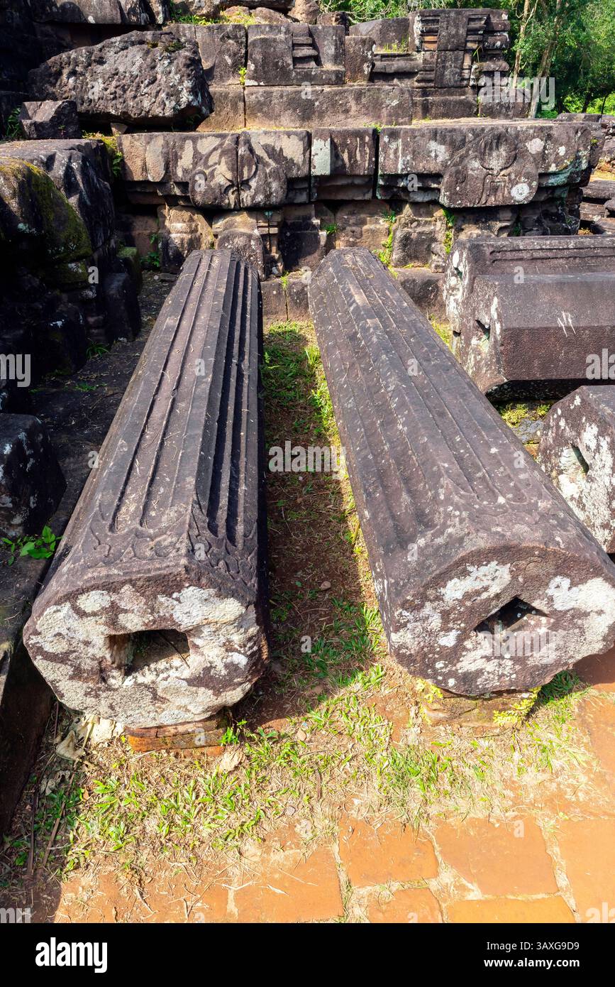 Gruppo B. i resti di una serie di templi impressionanti situati in un luogo drammatico di mio figlio (Mỹ Sơn) che era la capitale religiosa e politica di Foto Stock