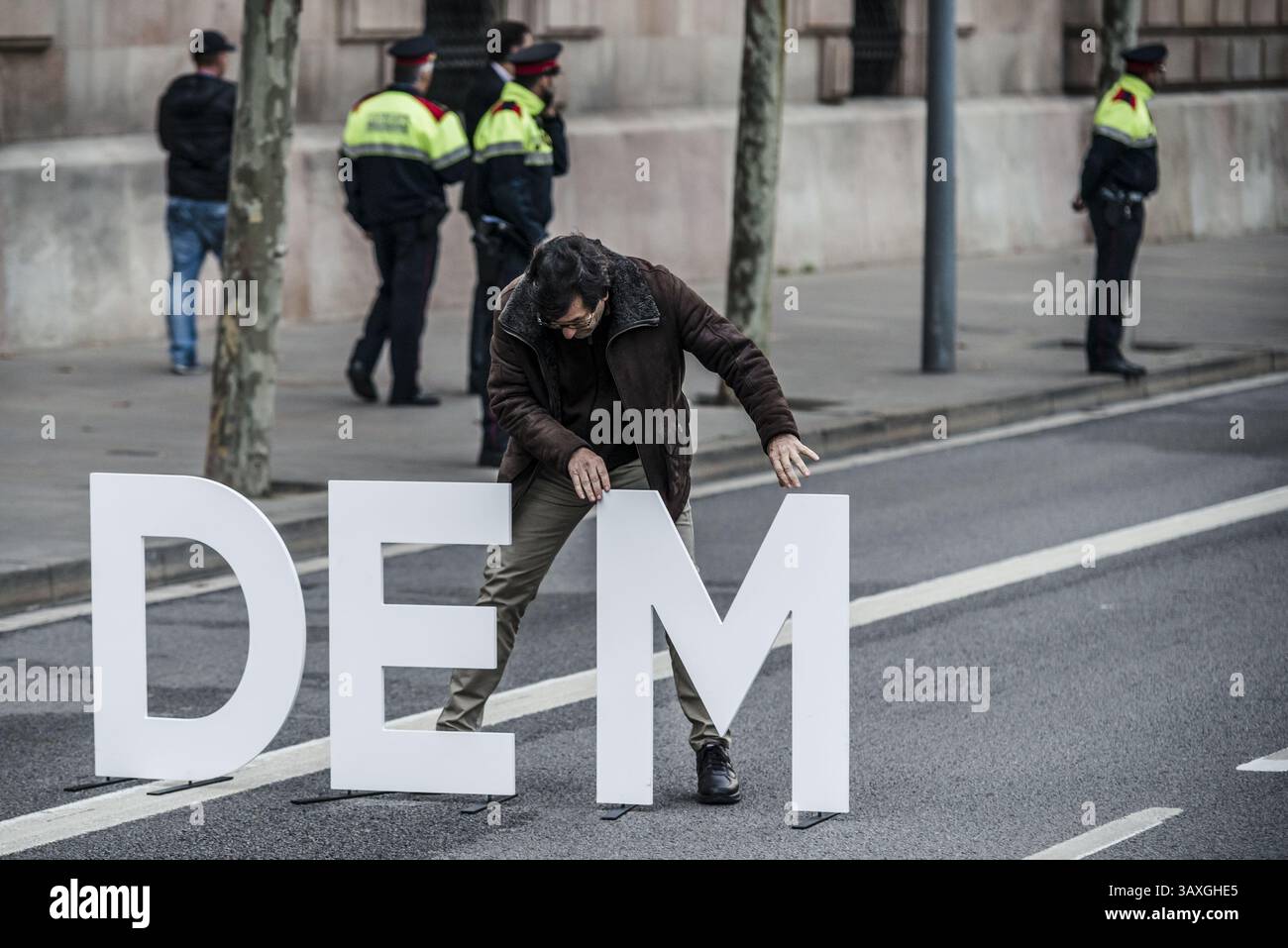16 dicembre 2016 - Una protesta pro-indipendenza costruisce la parola "democrazia" di fronte all'alta Corte regionale a sostegno di Carme Forcadell, Presidente del parlamento catalano, davanti alle accuse di disobbedienza (immagine di credito: © Matthias Oesterle via ZUMA Wire) Foto Stock