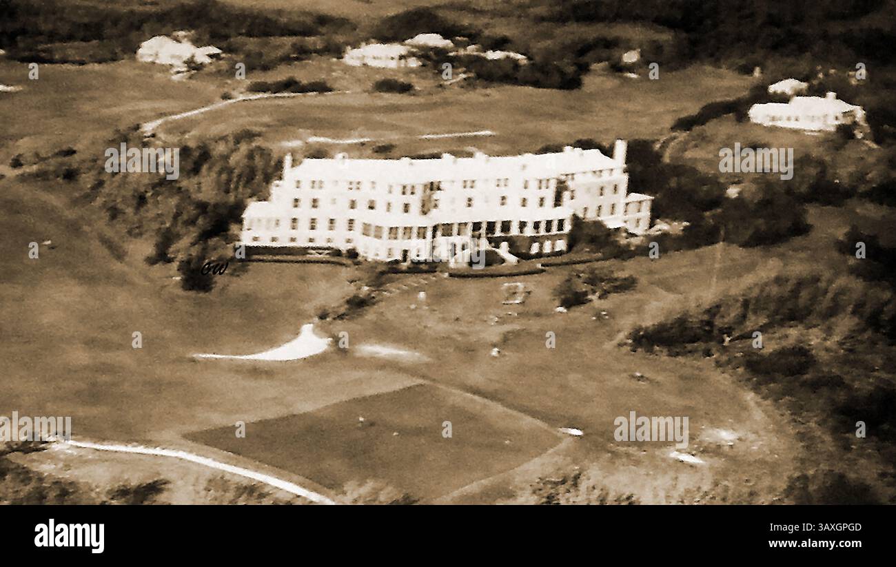 Joseph Laniel (francese P.remier) -Dwight D Eisenhower (presidente degli Stati Uniti ) e Winston Churchill (primo ministro del Regno Unito ) hanno partecipato a una conferenza al Mid Ocean Club, Bermuda (nella foto) 1950S. -- Joseph Laniel (Premier ministre francesi) - Dwight D Eisenhower (président américain) et Winston Churchill (Premier ministre britannique) assistente à une conférence au Mid Ocean Club, Bermudes, années 1950. - Foto Stock