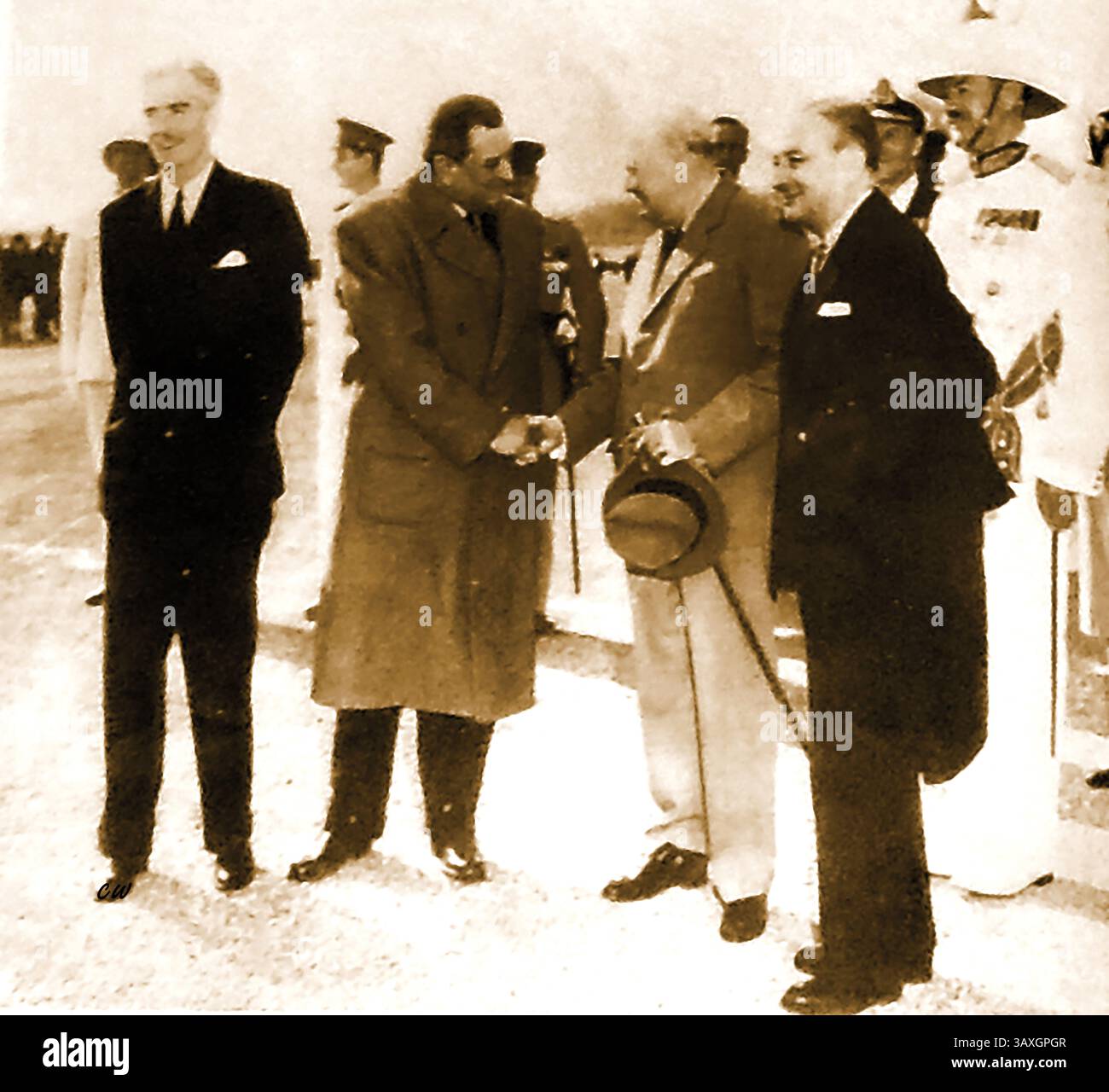 Winston Churchill e Anthony Eden vi presentiamo Joseph Laniel e Georges Bidault di Francia. Joseph Laniel (francese P.remier) -Dwight D Eisenhower (presidente degli Stati Uniti) e Winston Churchill (primo ministro del Regno Unito ) hanno partecipato ad una conferenza al Mid Ocean Club, Bermuda 1950 -- Joseph Laniel (Premier ministre francesi) - Dwight D Eisenhower (président américain) et Winston Churchill (Premier ministre britannique) assistente à une conférence au Mid Ocean Club, Bermudes, années 1950. - Foto Stock