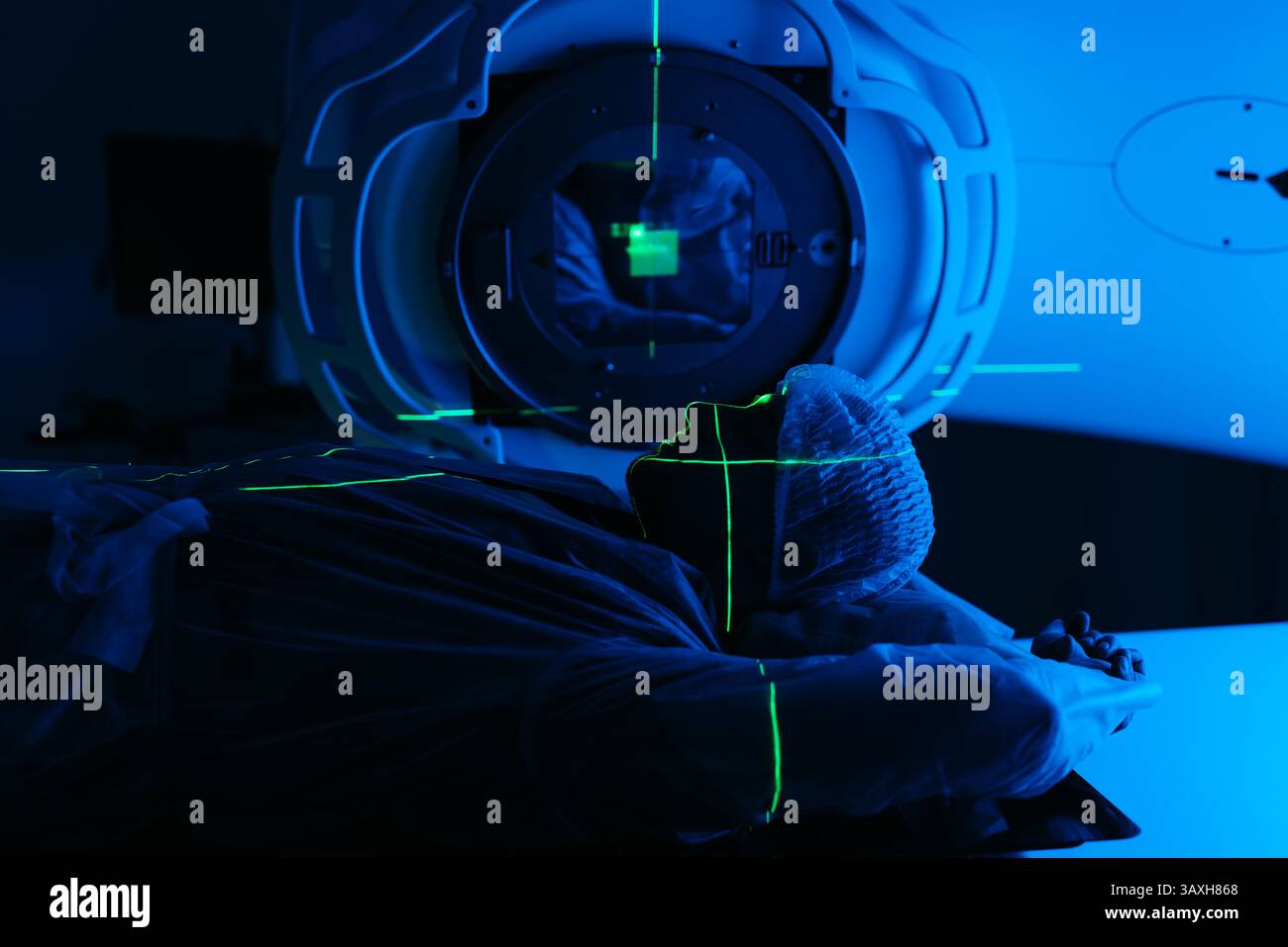 Un giovane sottoposto a radioterapia per il cancro in una clinica oncologica all'avanguardia che utilizza un acceleratore lineare. Foto Stock