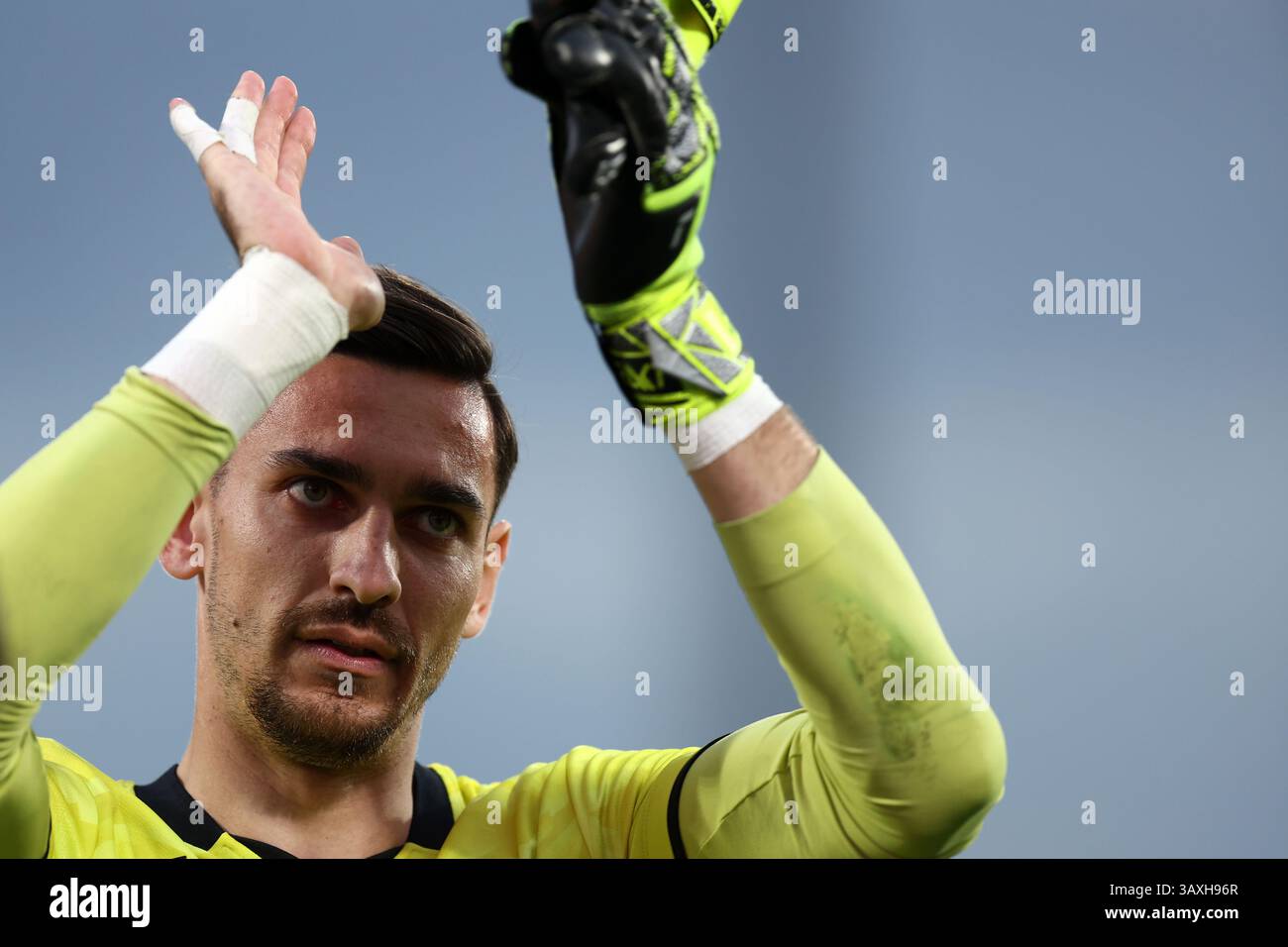 Alex Meret della SSC Napoli saluta i tifosi al termine della partita di serie A tra AC Monza e SSC Napoli allo stadio U-Power il 19 aprile 2025 a Monza, Italia. Foto Stock