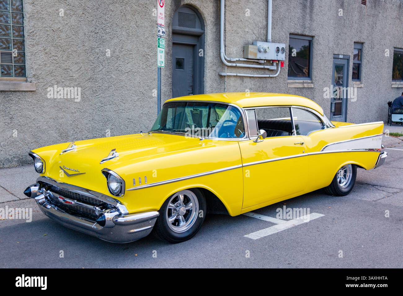 Una Chevrolet bel-Air coupé gialla del 1957 parcheggiata nel centro di Auburn, Indiana, Stati Uniti. Foto Stock