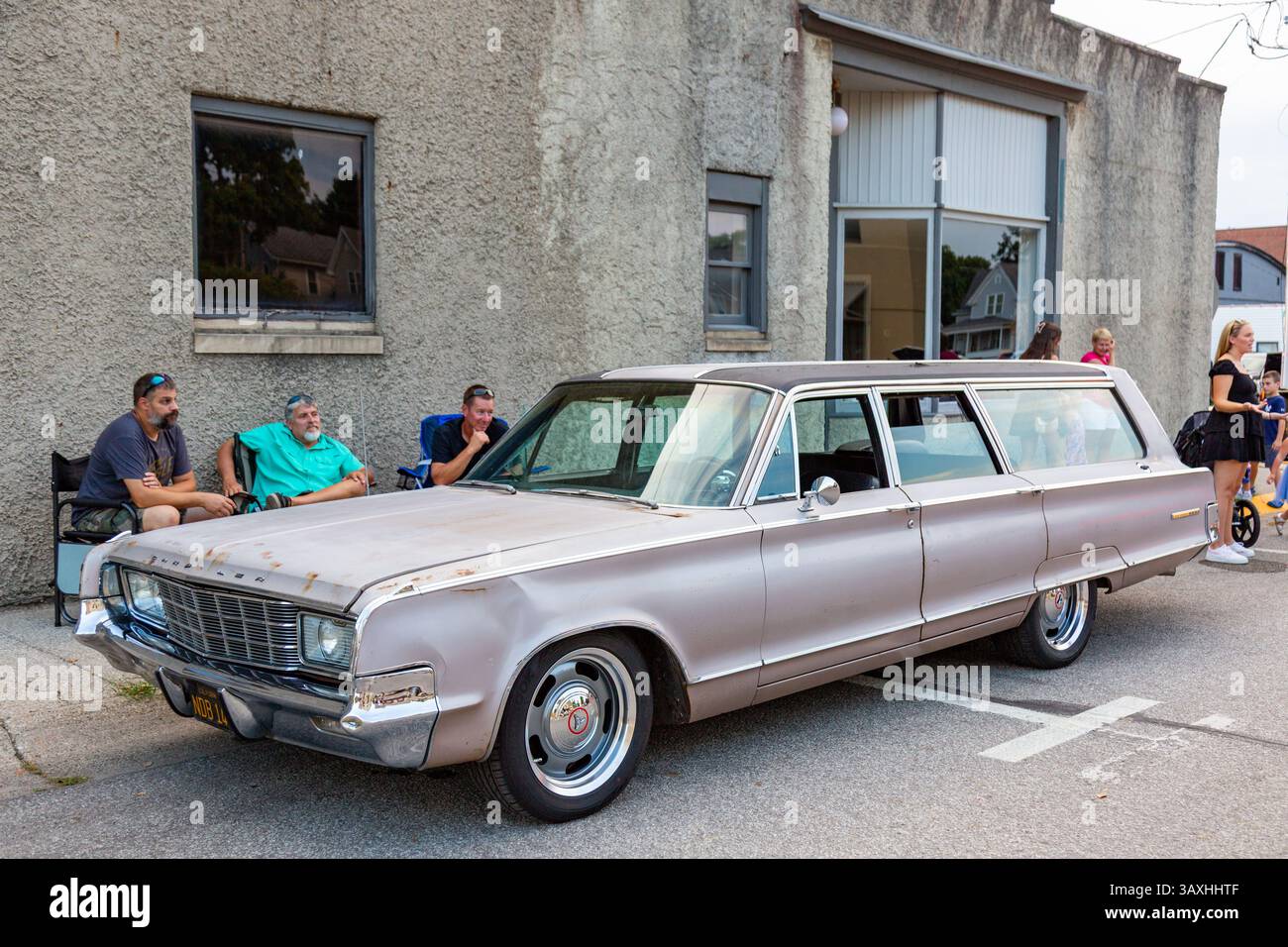 Una station wagon rosa Chrysler New Yorker del 1965 parcheggiata nel centro di Auburn, Indiana, Stati Uniti. Foto Stock