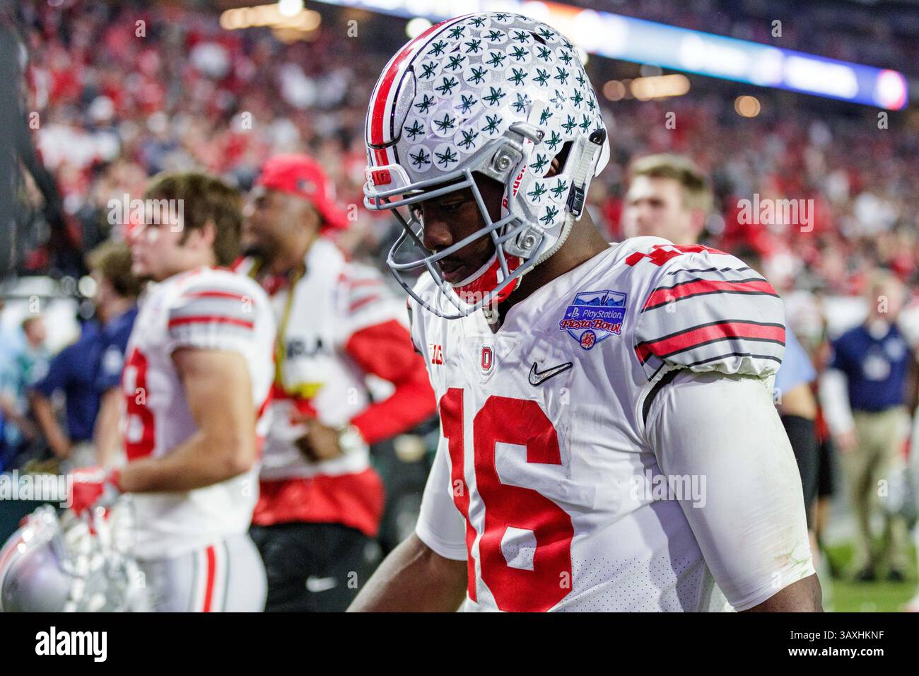 31 dicembre 2016: Il quarterback degli Ohio State Buckeyes J.T. Barrett (16) ha la testa abbassata dopo una prestazione negativa nella prima metà della partita di football NCAA tra gli Ohio State Buckeyes e i Clemson Tigers all'University of Phoenix Stadium, Glendale, Arizona. Clemson sconfisse l'Ohio State 31-0. Foto di Adam Lacy/Cal Sport Media(immagine di credito: &Copy; Adam Lacy/CSM via ZUMA Wire) Foto Stock