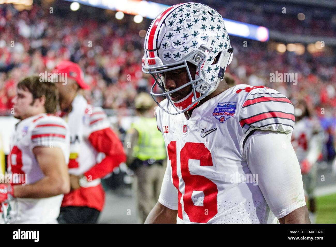31 dicembre 2016: Il quarterback degli Ohio State Buckeyes J.T. Barrett (16) ha la testa abbassata dopo una prestazione negativa nella prima metà della partita di football NCAA tra gli Ohio State Buckeyes e i Clemson Tigers all'University of Phoenix Stadium, Glendale, Arizona. Clemson sconfisse l'Ohio State 31-0. Foto di Adam Lacy/Cal Sport Media(immagine di credito: &Copy; Adam Lacy/CSM via ZUMA Wire) Foto Stock