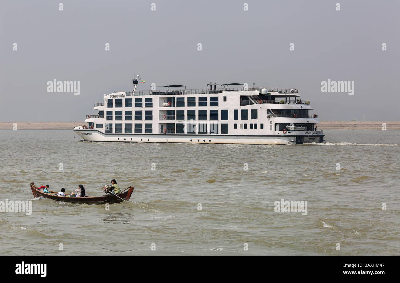 Fiume Irrawaddy, Myanmar: La moderna nave da crociera PANORAMICA AURA (Scenic Luxury Cruises & Tours) che naviga nelle acque di Ayeyarwady Foto Stock