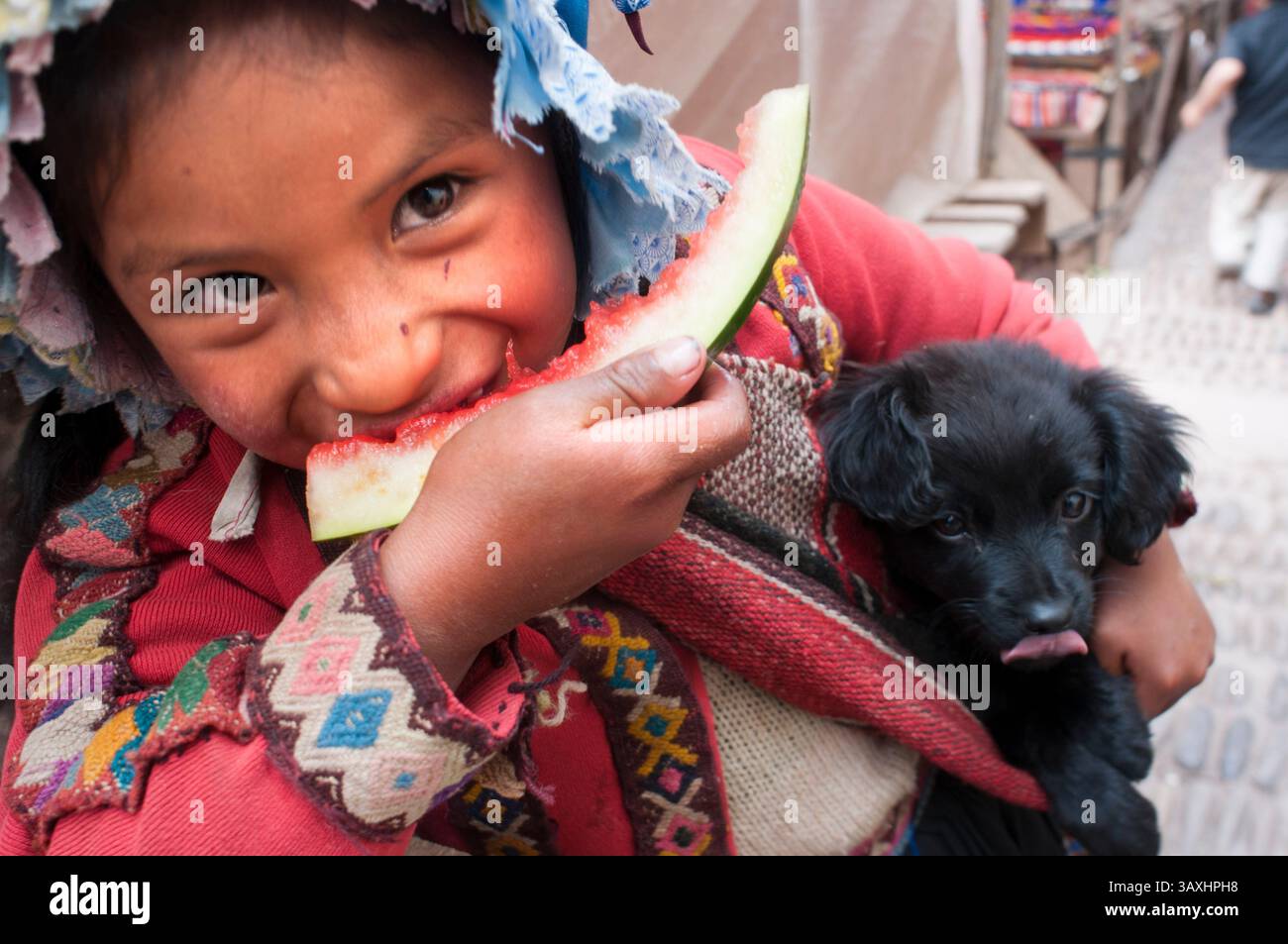 16 ottobre 2016 - Perù - Valle Sacra, Pisac, Perù. Una ragazza vestita con un costume tradizionale che mangia un pezzo di anguria nel giorno del mercato domenicale di Pisac. Pisac. Valle sacra. Pisac, o Pisaq in Quechua, è una piccola città a circa 35 km da Cuzco. Pisac è meglio conosciuta per il suo mercato domenicale, ma è anche conosciuta per alcune rovine risalenti all'incirca allo stesso periodo di Machu Picchu. (Immagine di credito: © Sergi Reboredo via ZUMA Wire) Foto Stock
