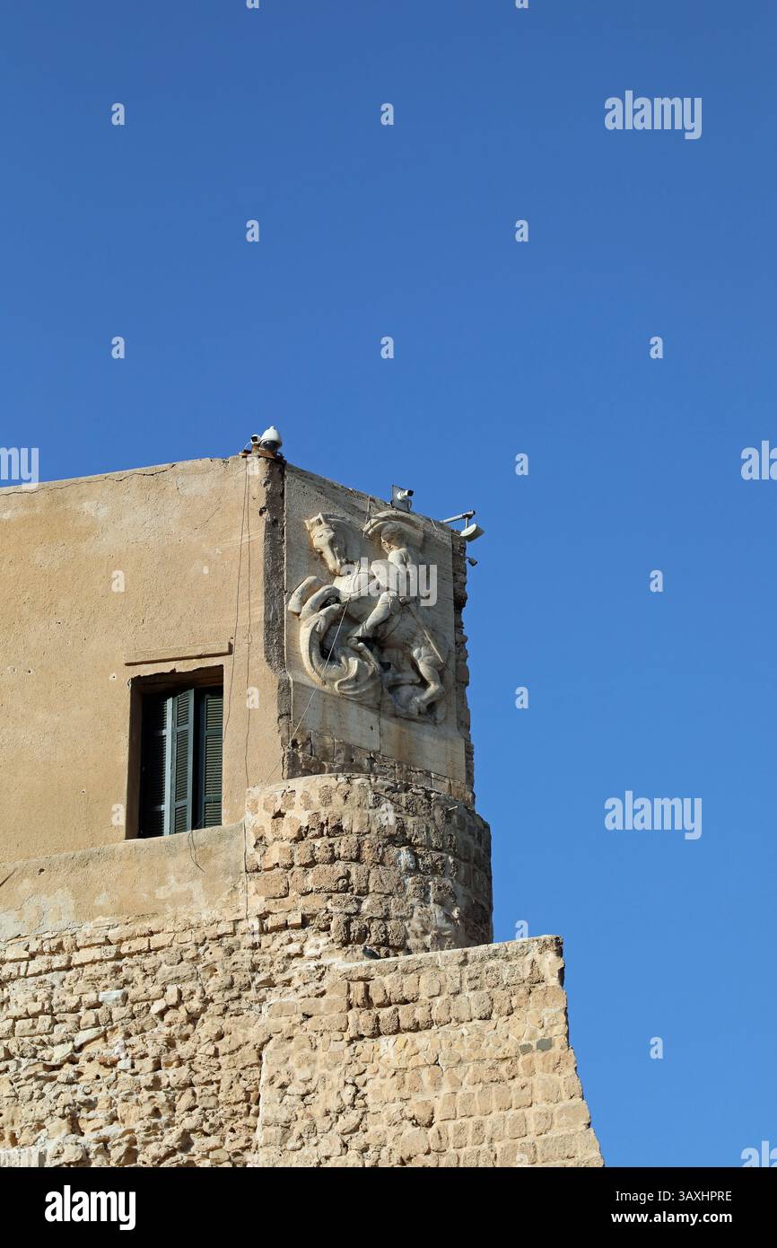 Scultura degli anni '1920 di San Giorgio e del Drago sul Castello Rosso a Tripoli in Libia Foto Stock