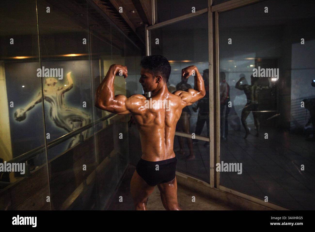 29 dicembre 2016 - Dacca, Bangladesh - Un bodybuilder si presenta con il suo trofeo vincente nella competizione "Mr. Bangladesh" della Bangladesh Bodybuilding Federation. (Immagine di credito: © Mushfiqul Alam via ZUMA Wire) Foto Stock