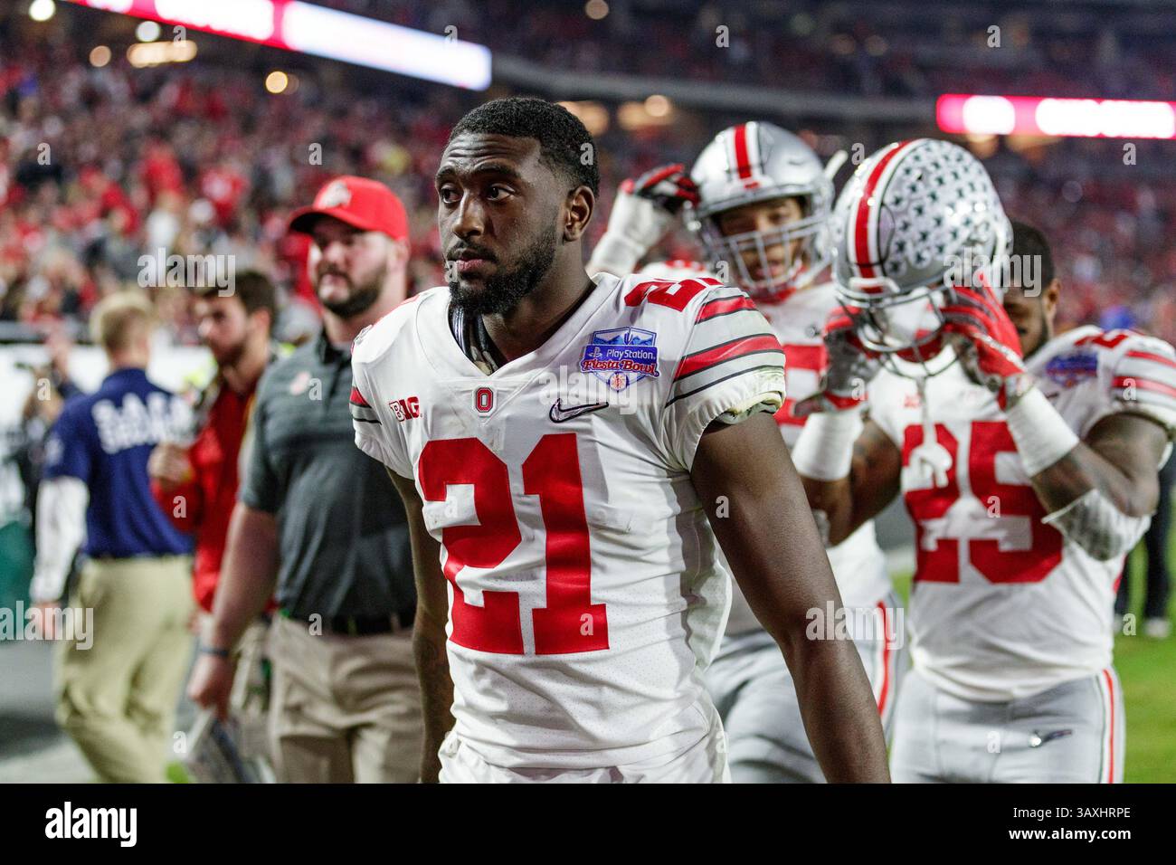 31 dicembre 2016: Il wide receiver degli Ohio State Buckeyes Parris Campbell (21) ha la testa abbassata dopo una prestazione negativa nella prima metà della partita di football NCAA tra gli Ohio State Buckeyes e i Clemson Tigers all'University of Phoenix Stadium, Glendale, Arizona. Clemson sconfisse l'Ohio State 31-0. Foto di Adam Lacy/Cal Sport Media(immagine di credito: &Copy; Adam Lacy/CSM via ZUMA Wire) Foto Stock