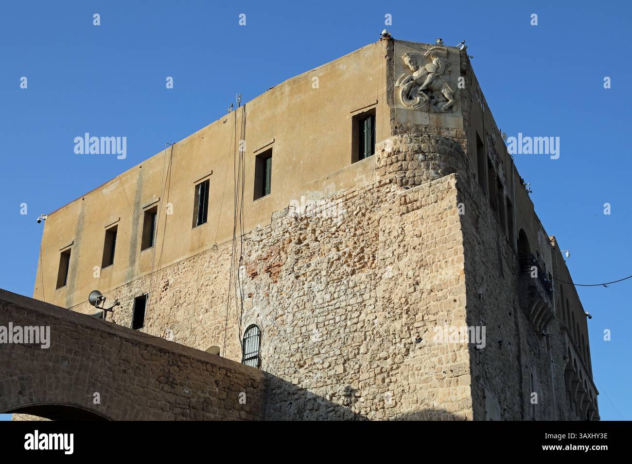 Scultura degli anni '1920 di San Giorgio e del Drago sul Castello Rosso a Tripoli in Libia Foto Stock