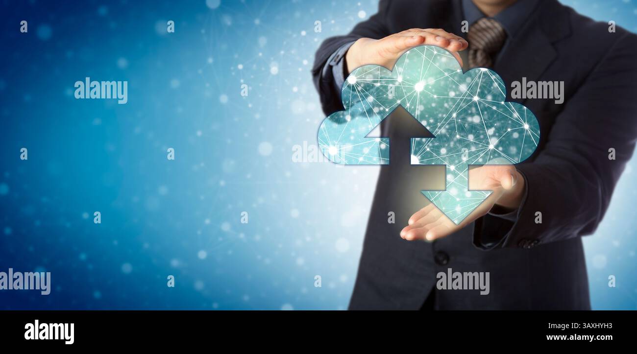Responsabile dei servizi aziendali irriconoscibile che presenta un cloud virtuale contenente una rete di nodi interconnessi. Concetto IT per il cloud computing, il computer Foto Stock