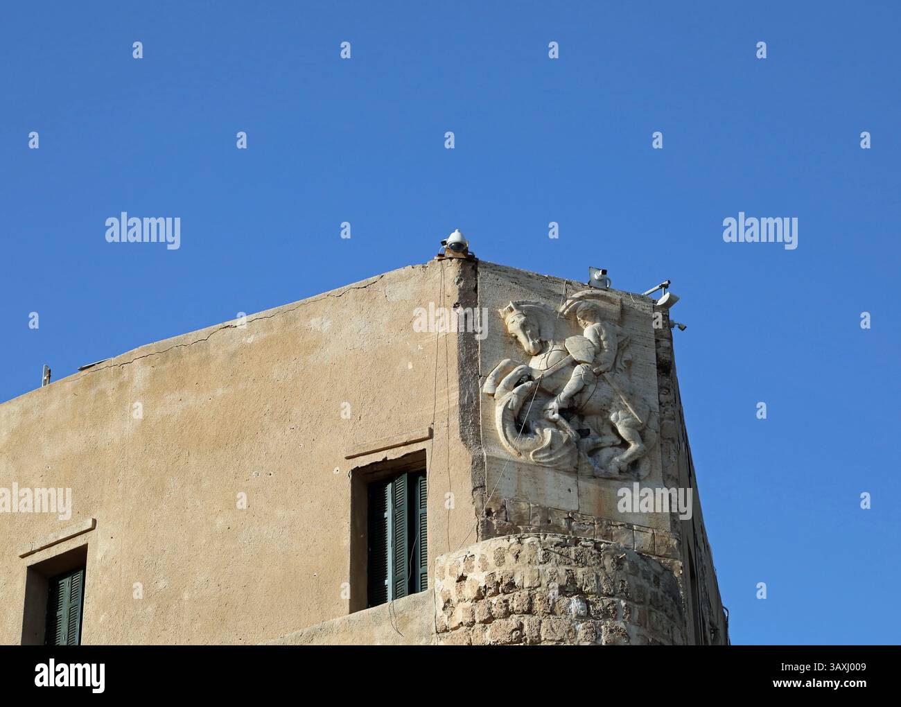Scultura degli anni '1920 di San Giorgio e del Drago sul Castello Rosso a Tripoli in Libia Foto Stock