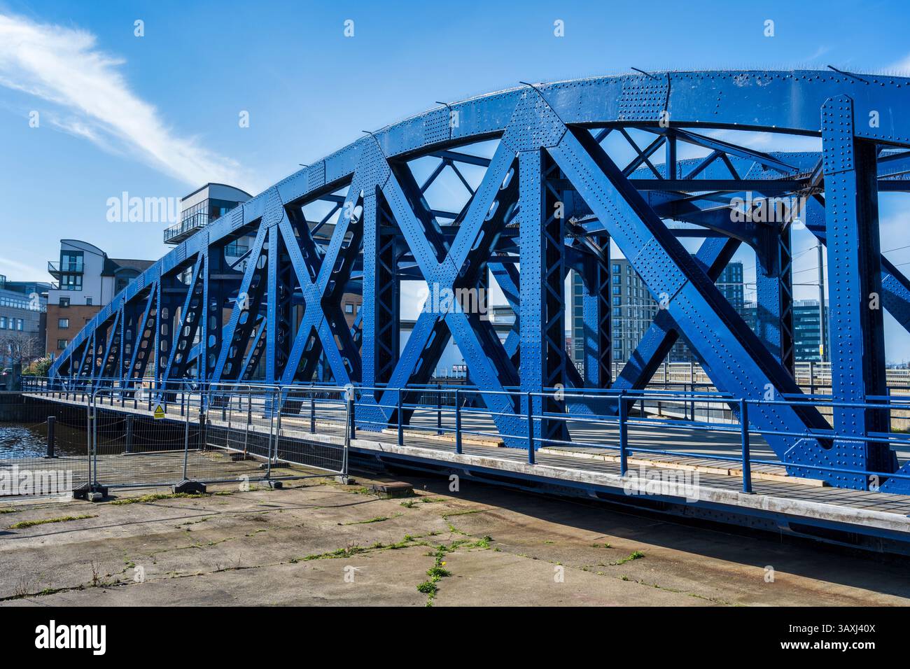 Rinnovato Victoria Swing Bridge che collega la costa a Rennie's Isle a Leith, Edimburgo, Scozia, Regno Unito Foto Stock