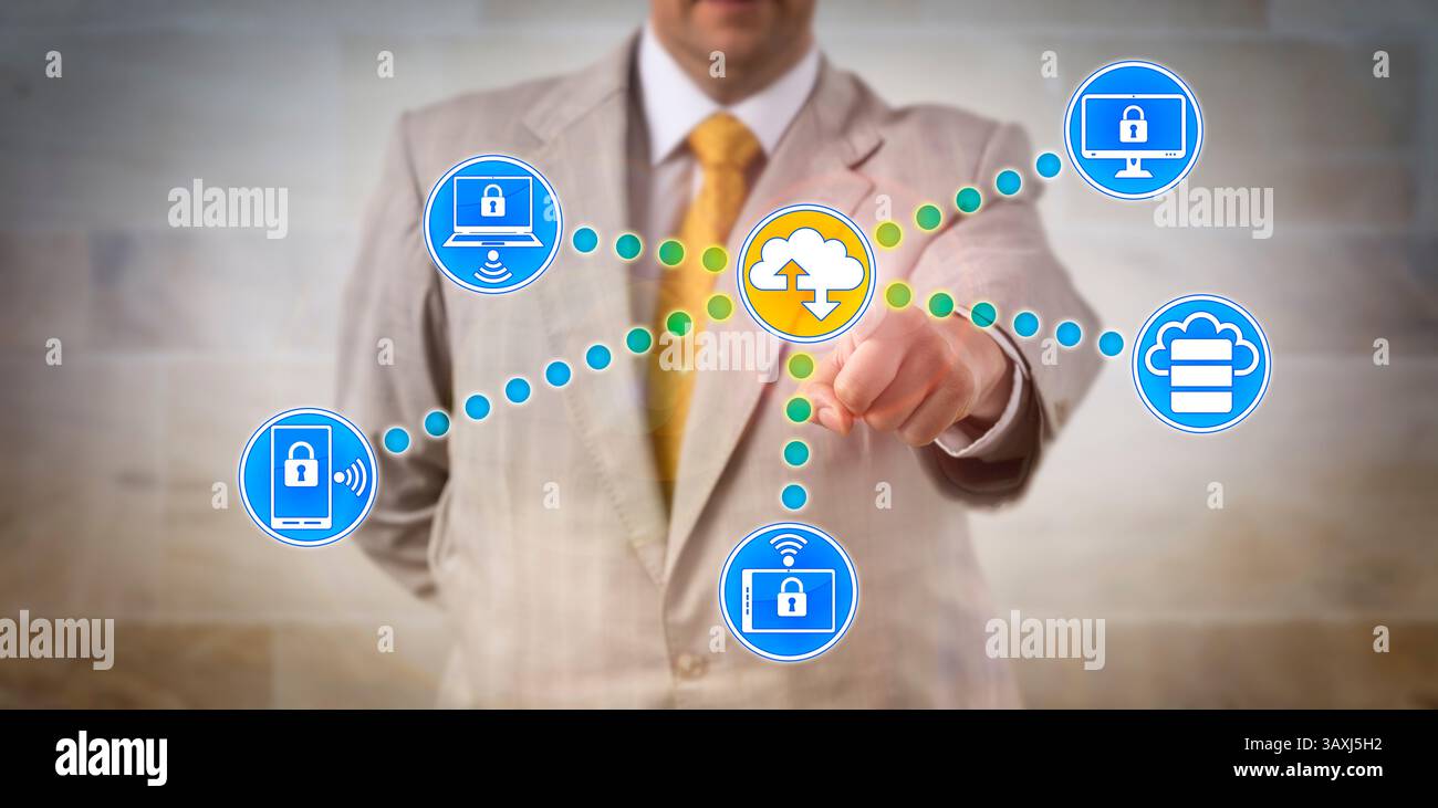 Business manager non riconoscibile che trasferisce i dati tra dispositivi remoti collegati all'interno di una rete di computer. Concetto di sicurezza informatica per virtualizati Foto Stock