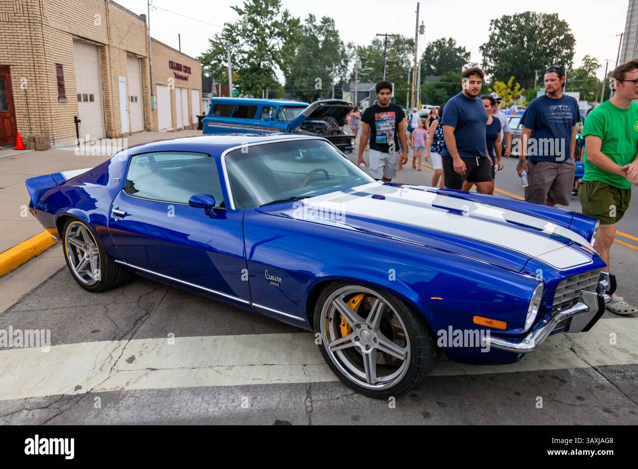 Una Chevrolet Camaro LT blu in mostra ad una mostra di auto nel centro di Auburn, Indiana, Stati Uniti. Foto Stock